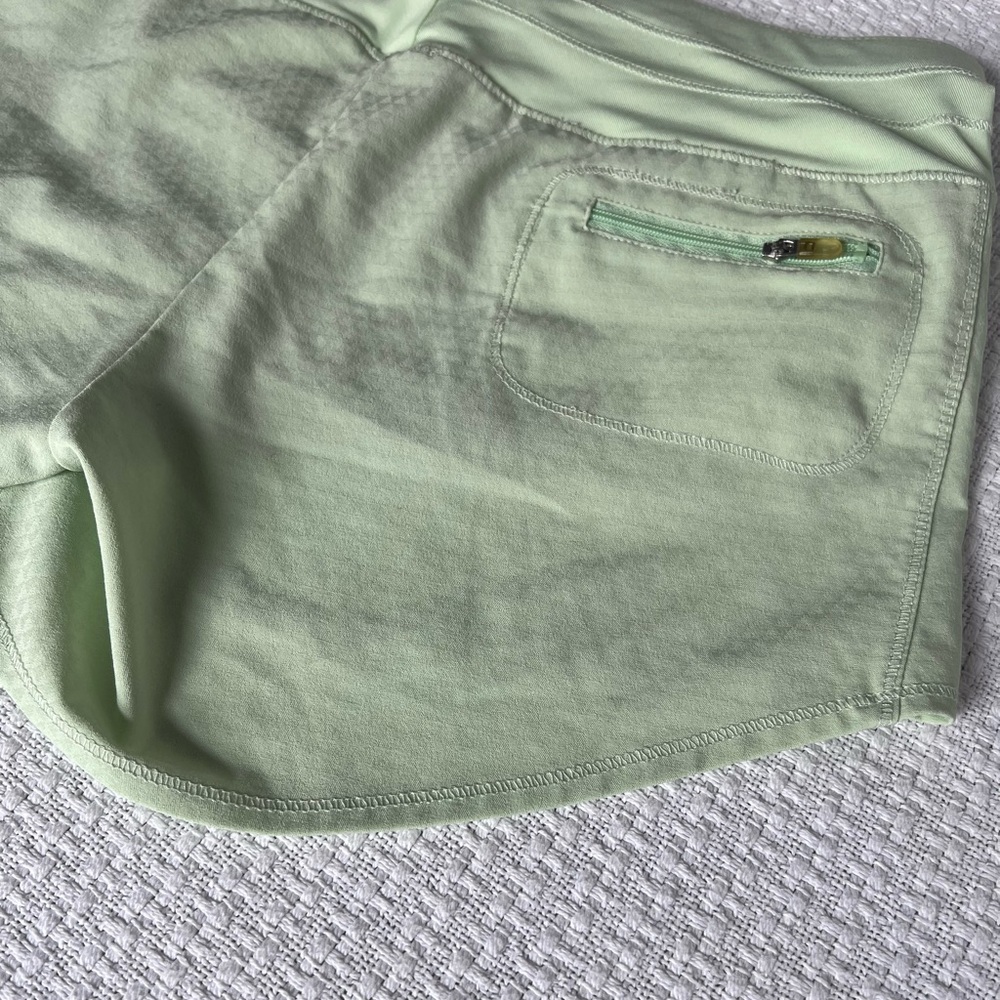 oiselle Spring Green Women's 4” Roga Running Shorts. Size 6 - Picture 3 of 7